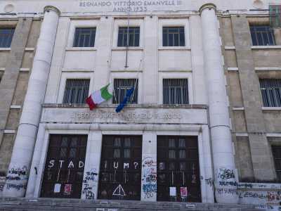Siamo ora di fronte alla facciato del liceo classico �Orazio Flacco�. Progettato dall�architetto Concezio Petrucci e realizzato tra il 1932 e il 1933, si sviluppa ad �U� ed � caratterizzato da alternate differenze cromatiche date dalla pietra bianca di Bisceglie e il tufo mazzaro (foto di Gennaro Gargiulo)